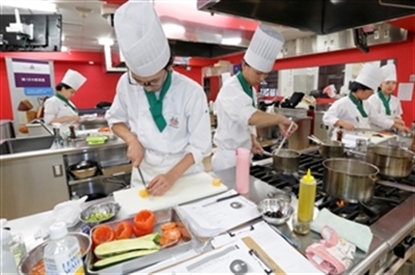Students preparing food at the U.S. cheese course